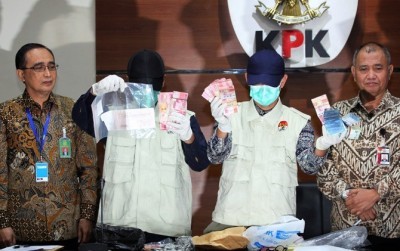 Barang bukti OTT  Ilustrasi: Penyidik KPK memperlihatkan barang bukti uang suap Hakim PN Bengkulu, beberapa waktu lalu. (Dery Ridwansyah/JawaPos.com)