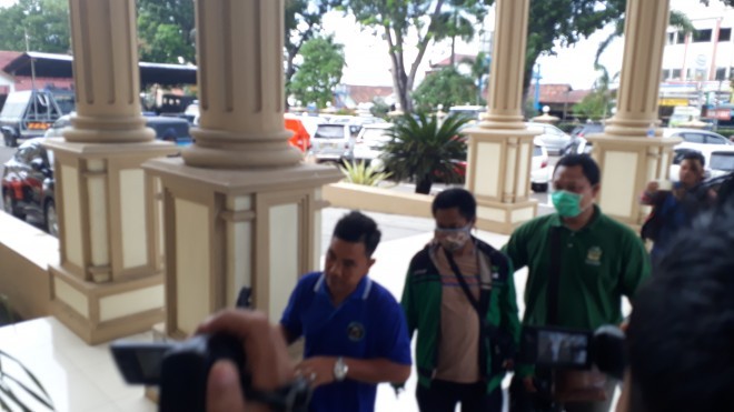 Petugas terlihat membawa dokumen ke Polda Jambi. 