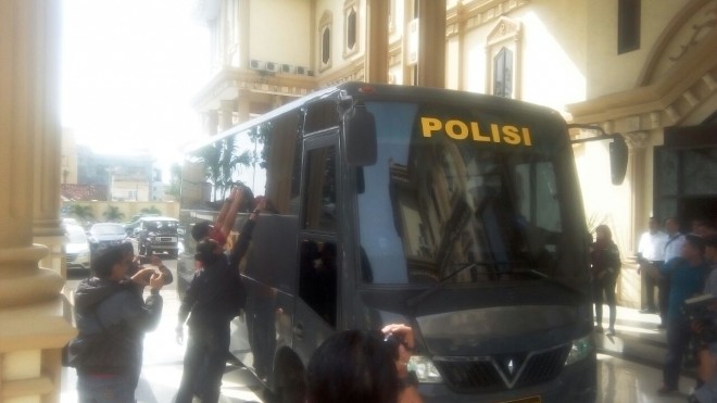Pejabat Jambi saat dibawa masuk ke dalam bus di Polda Jambi. 