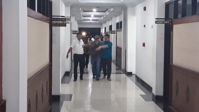 Pria yang dibawa ke Polda Jambi. 