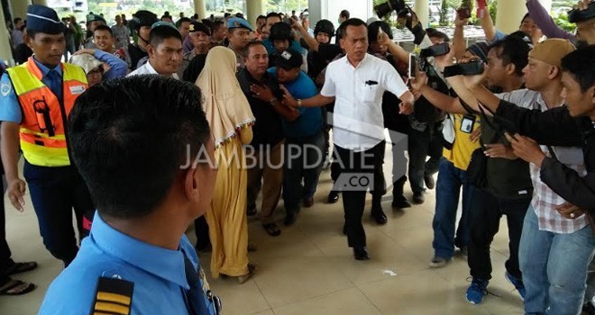 Para Pejabat di Jambi yang di OTT KPK saat berada di Bandara STS Jambi.
