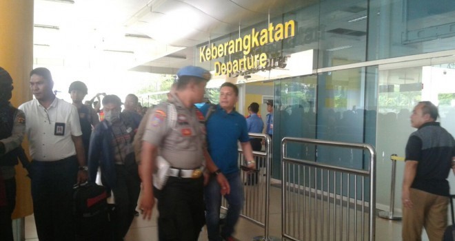 Oknum pejabat saat berada di Bandara Sultan Thaha Jambi ketika hendak dibawa ke Jakarta.