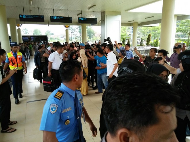Suasana keberangkatan tiga orang sebelumnya di Bandara Jambi. 