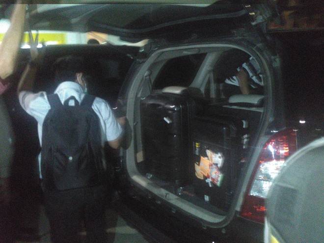 Sejumlah Koper yang dibawa KPK usai menggeledah kantor Dinas PUPR, Kamis malam (30/11).