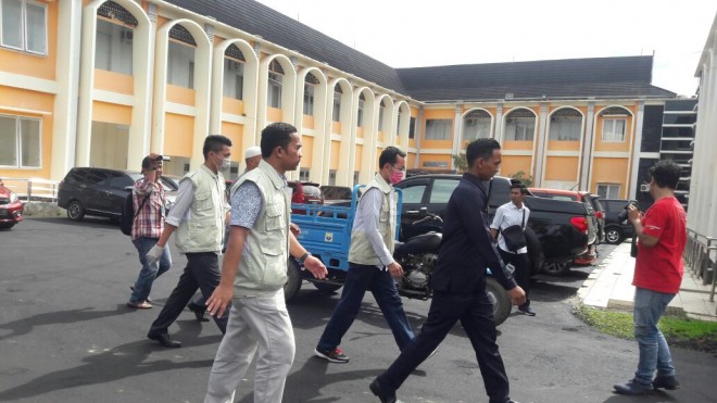 Terlihat penyidik KPK berada di Kantor Dinas PUPR Provinsi Jambi. 