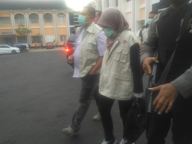 Penyidik KPK usai menggelar ruangan Bina Marga Dinas PUPR Provinsi Jambi.