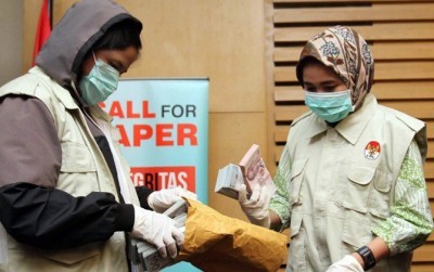 Ilustrasi barang bukti suap. KPK hingga kini masih menelusur ihwal dugaan keterlibatan Guberur Jambi, Zumi Zola dalam kasus suap pembahasan APBD (DERY RIDWANSAH/JAWA POS.COM)