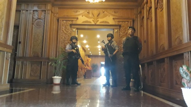 Aparat Kepolisian saat berjaga di depan ruang Gubernur. 