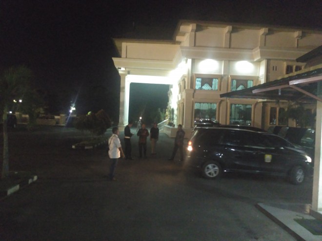Suasana di kantor DPRD Provinsi Jambi, Jumat malam (1/12).