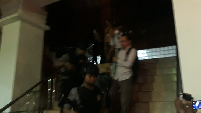 Anggota KPK keluar dari kantor Gubernur Jambi.