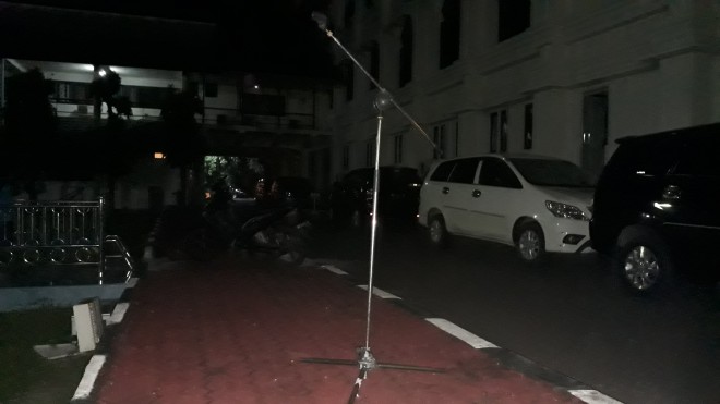 Terlihat mobil yang digunakan anggota KPK masih terparkir di pintu keluar gedung Kantor Gubernur Jambi.