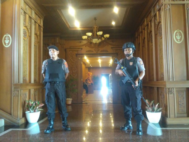 Aparat Polisi saat berjaga di depan ruangan Sekda. 