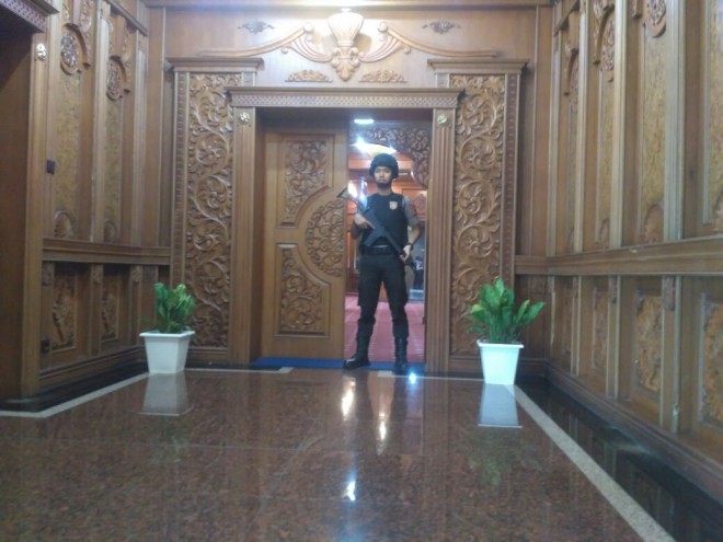 Penyidik KPK Diduga Geledah Ruangan Kerja Gubernur Jambi.