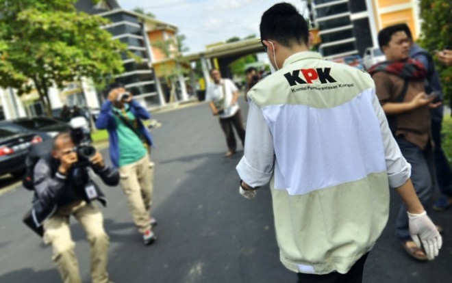 Petugas KPK saat melakukan penggeledahan di Provinsi Jambi (Rian Syaputra/Jambi Independent)