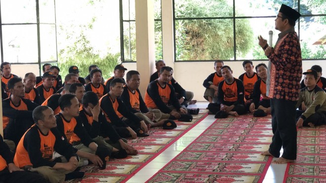dr Maulana. 