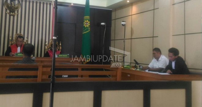 Sidang kasus dugaan korupsi pengadaan mobil Pajero Sport di Sekratariat DPRD Merangin beberapa waktu lalu. Foto : Andri / Jambi Ekspres