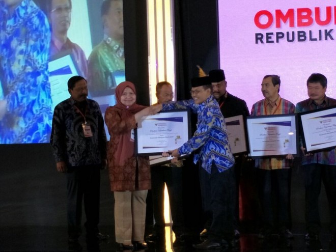 Bupati Masnah Terima Penghargaan Dari Ombudsman RI.