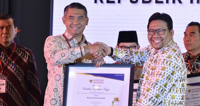 Penyerahan penghargaan oleh Ketua Ombudsman RI kepada Walikota Jambi Sy fasha. 