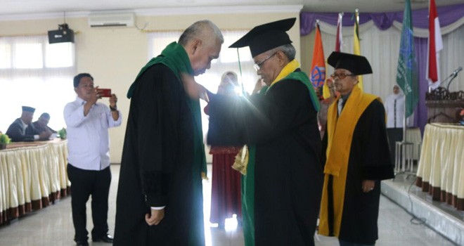 Prof. Dr. H. Martinis Yamin,M.Pd resmi dikukuhkan sebagai Guru Besar dalam Sidang Senat Terbuka.