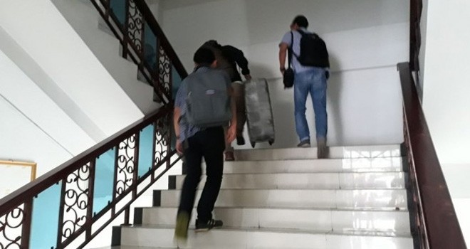 Rombongan penyidik KPK tiba di gedung lama Mapolda Jambi.