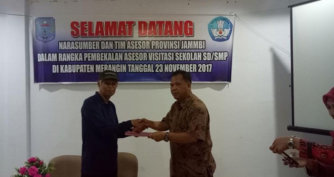 Kepala Dinas Pendidikan Merangin menyerahkan data sekolah yang akan visitasi kepada BAP-SM Jambi.