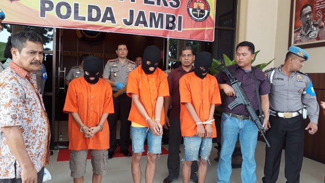 Tiga tersanka saat diamankan di Polda Jambi.