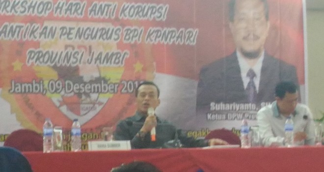 Ajun Komisaris Besar Polisi (AKBP) Ade Dirman ketika menyampaikan materi pada hari peringatan anti korupsi dan pelantikan pengurus BPI Provinsi Jambi di Novita hotel.