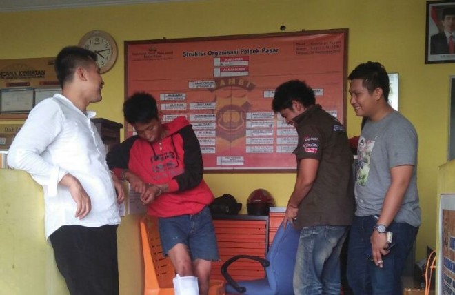 Alek bin Effendi (baju merah) saat berada di Mapolsek Pasar Jambi