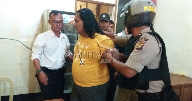 Pelaku pemukulan Ibu kandungnya sendiri saat diamankan Polisi.