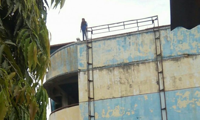 Siswi SMP di Kerinci saat Lakukan Percobaan Bunuh Diri di Lantai 3 Kincay Plaza.