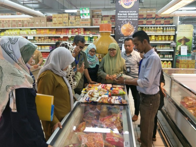 Tim Gabungan Temukan Susu Kadaluarsa di Swalayan.