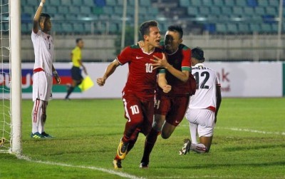 Egy Maulana Vikri (10) kepergok sedang menikmati makanan ala Jepang, Shabu, bersama putri Umi Pipik, Adiba Khanza Az-Zahra. (Dia Kawengian/Jawa Pos)