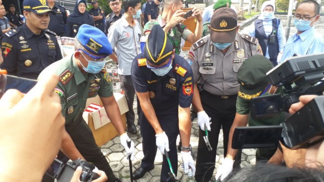 Bea Cukai Jambi Musnahkan Puluhan Ribu Bungkus Rokok dan Botol Miras.