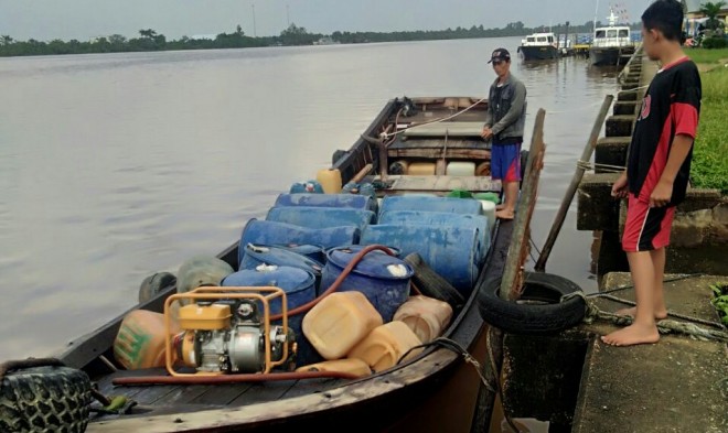 Pompong Pembawa BBM Ilegal saat Diamankan Polisi.