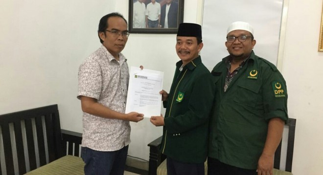Ketua DPW PBB Provinsi Jambi, Yulius Nur dan  Sudjarmin menunjukkan KTA usai penyetahan surat dukungan, Rabu (20/12) kemarin.
