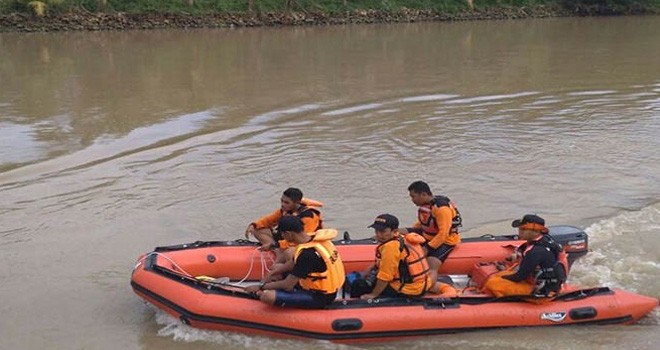 Petugas Basarnas menyisir Sungai Serang untuk mencari korban tenggelam. (Dok. Basarnas Yogyakarta)