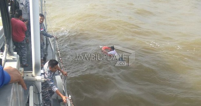 Pihak kepolisian yang melakukan patroli di perairan Tanjab Timur saat menyelamatkan nelayan yang pompongnya ditabrak Tug Boat. 