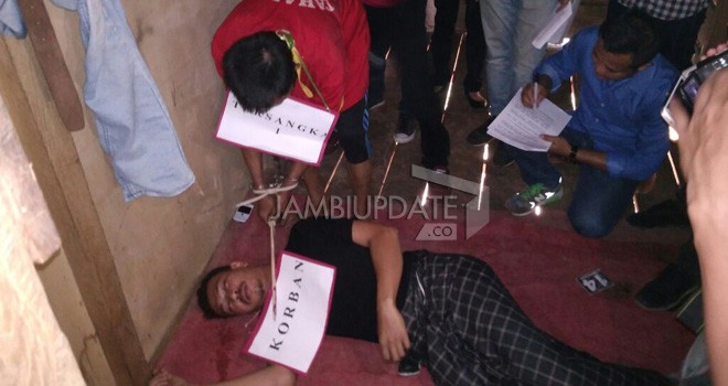 Tersangka Terosman memperagakan saat menggorok leher korban Dasrullah di pondok sawit miliknya di Desa Tidar Kuranji, kemarin (22/12).