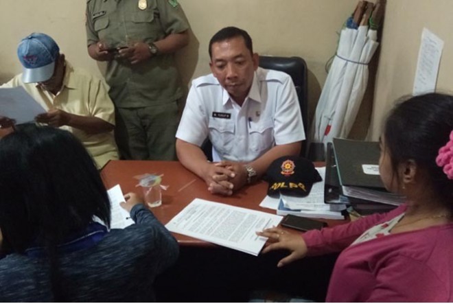 KENA RAZIA: Kabid Penegakan Perundang-undangan Satpol PP Pamekasan Moh. Yusuf Wibiseno menginterogasi penyanyi kafe yang diamankan. (PRENGKI WIRANANDA/Radar Madura/JawaPos.com)