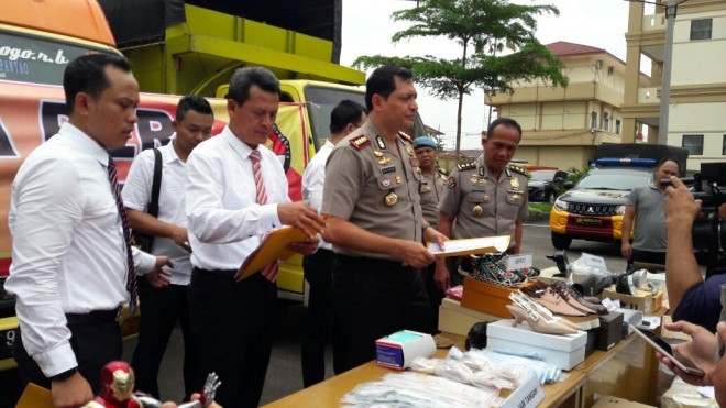 Press release barang ilegal yang diamankan di Polda Jambi. 