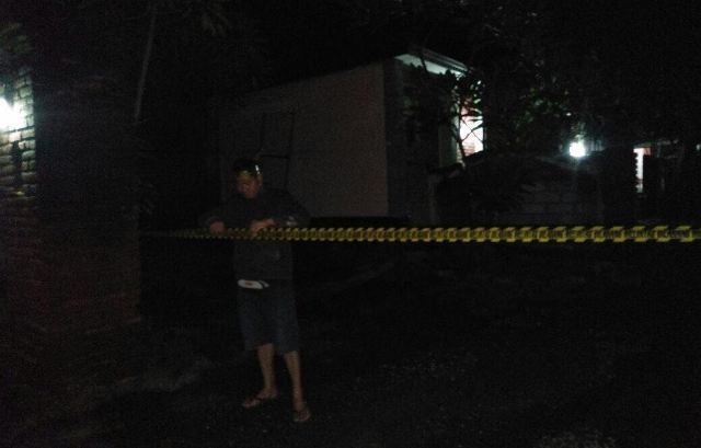 Lokasi prostitusi diberi garis polisi setelah digerebek Senin (25/12) malam. (ISTIMEWA)