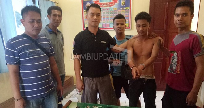 Tersangka penodongan berinisial RO dan barang bukti yang berhasil diamankan pihak kepolisian di Sarolangun.