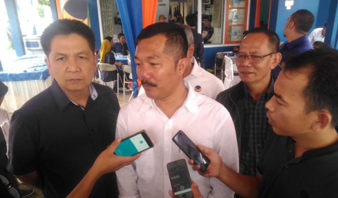 Monadi saat di wawancarai awak media. 