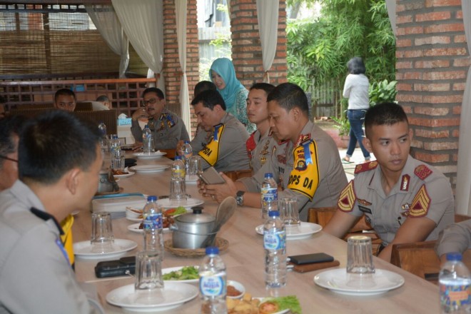 Kapolda saat menjamu Taruna Akpol makan siang.
