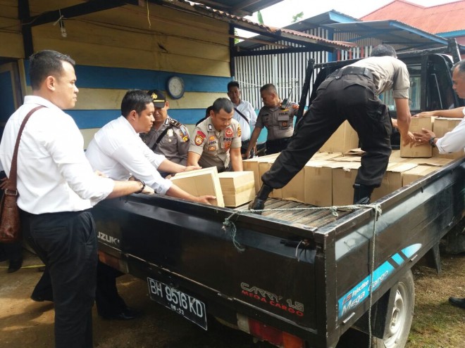 Ratusan Minol Diamankan di Rumah Oknum Polisi.
