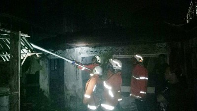 HANGUS: Kondisi bangunan lantai dua rumah Djapar usai terbakar akibat istrinya Sumiati membakar sampah. (ARDIANSYAH FAJAR/RADAR SURABAYA)