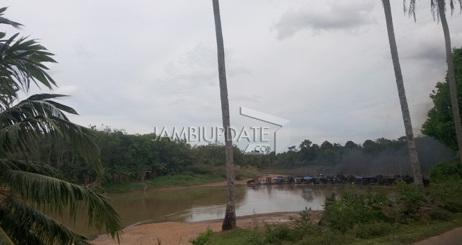 Penambangan Emas Tanpa Izin (PETI) yang Beroperasi di Dusun Air Gemuruh.