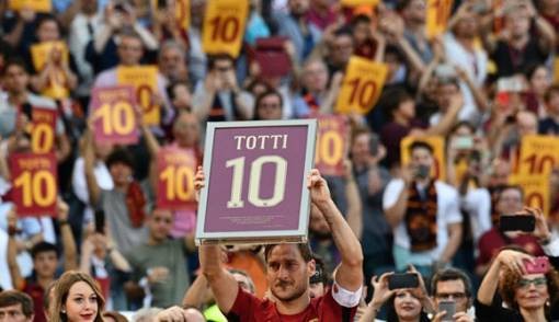 Francesco Totti menerima kostum Roma nomor 10 bertuliskan namanya dari Presiden James Pallotta. Foto: AFP