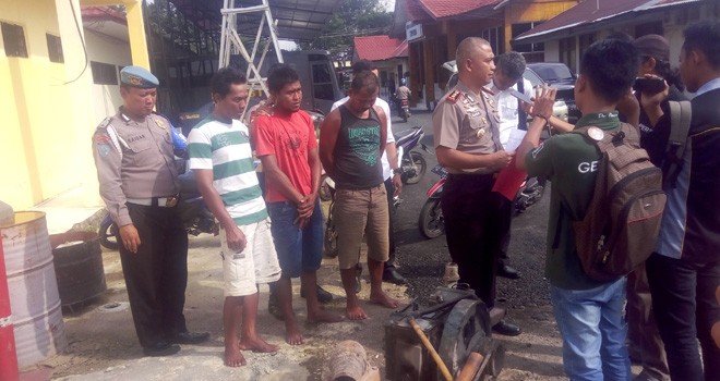 Kapolres Merangin, AKBP I Kade Utama, saat pres release penangkapan pelaku PETI di halaman Mapolres Merangin, kemarin.   