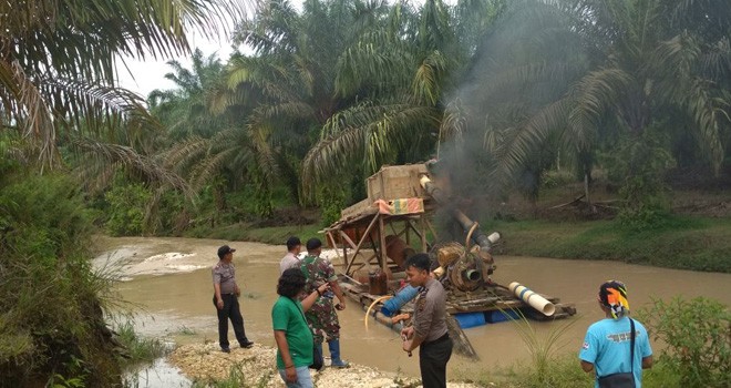 Foto saat dilakukan salah satu alat dompeng dilokasi razia oleh Aparat Polsek Pamenang.